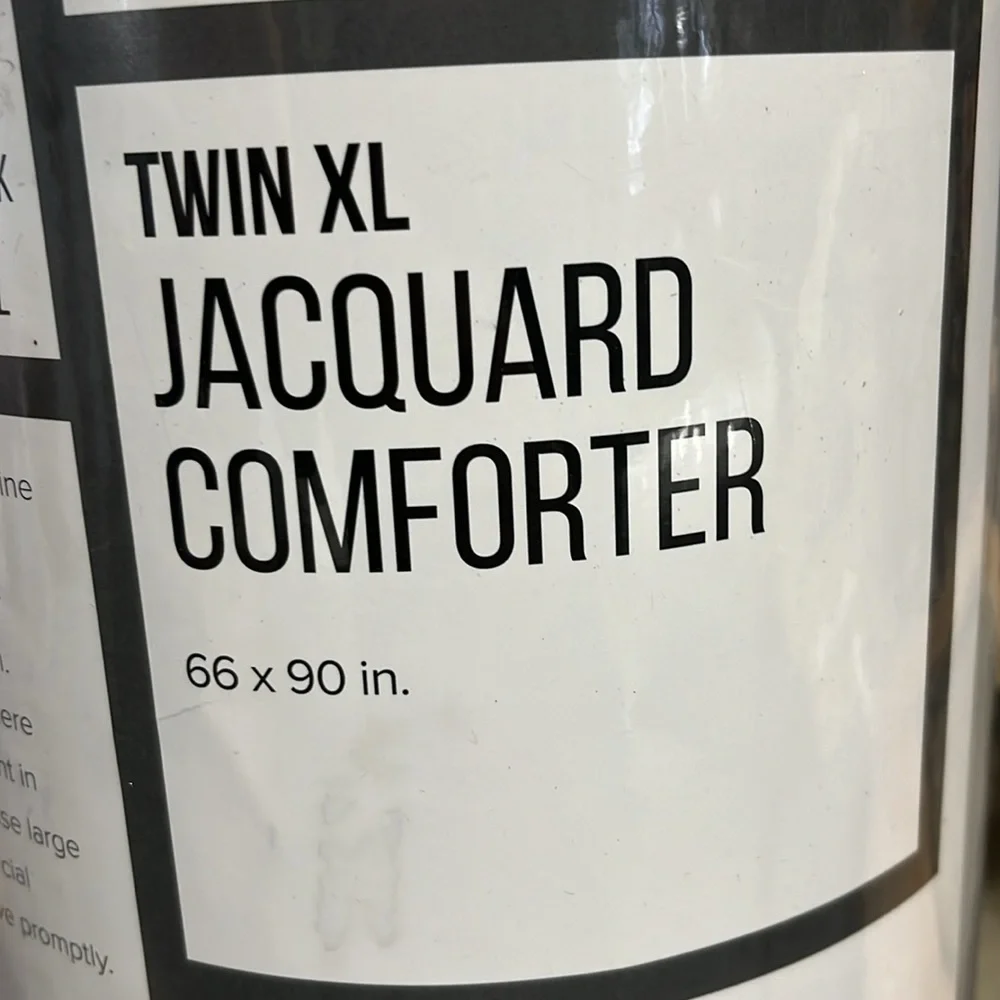 Twin XL jacquard comforter 66 x 90 in gray